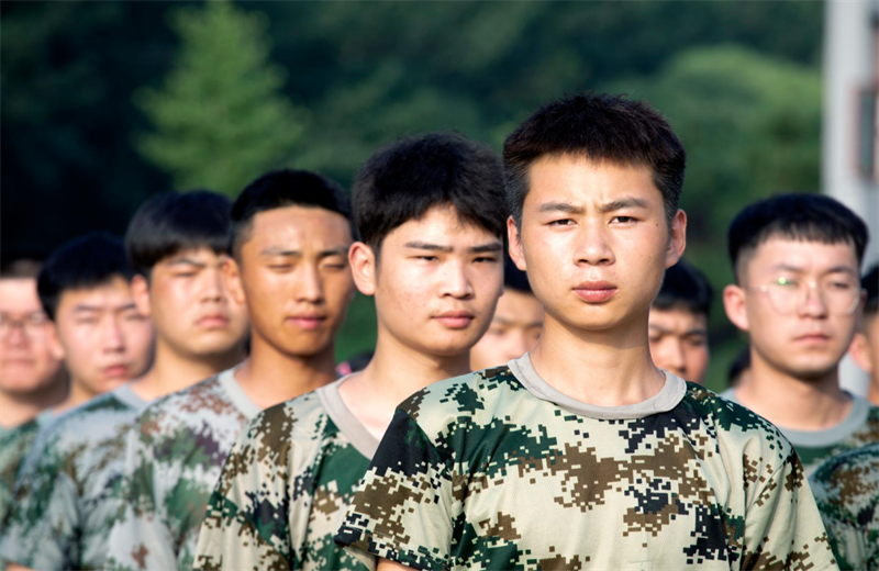 2021年7月6日，北京集团百名应届大学生褪下便服换上军装，在训练场上接受为期2天的军训，享受入职前的第一份美好记忆。